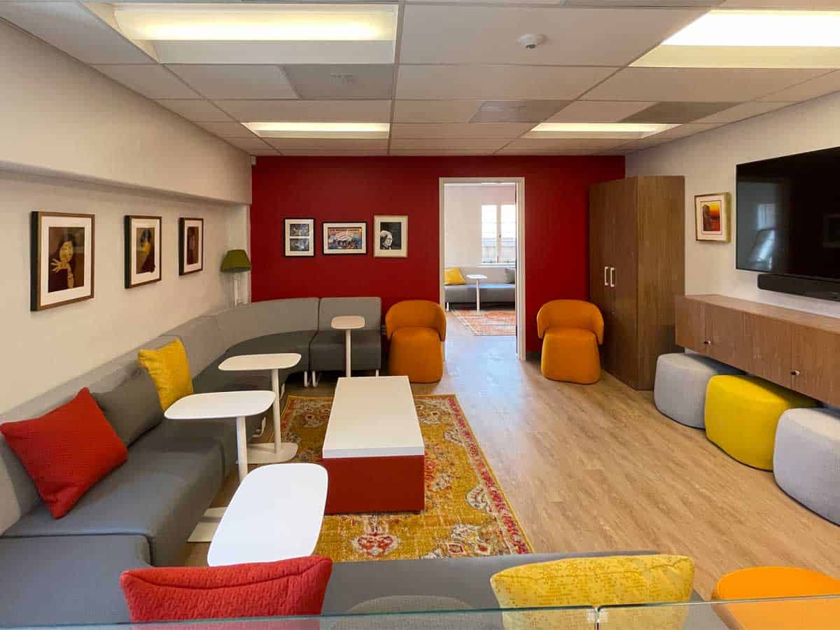 USC APASS Flexible University Student Lounge with Sofa and Pip Tables